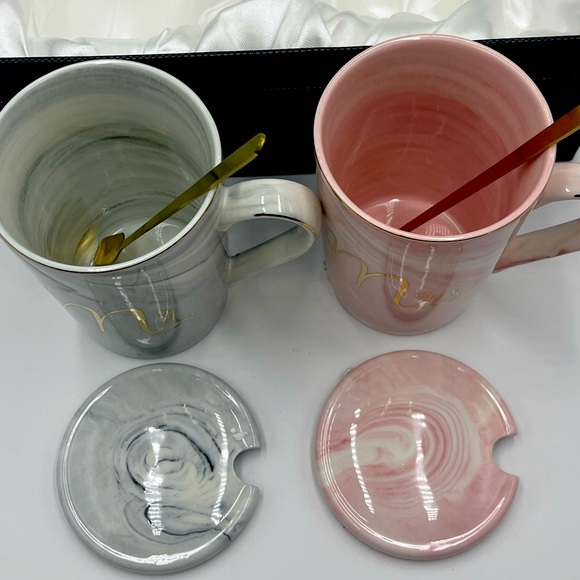 Jumway: Ceramic Marbled Mr and Mrs Gift Box Coffee Mugs, Lids & Gold Spoons Set - Picture 10 of 16